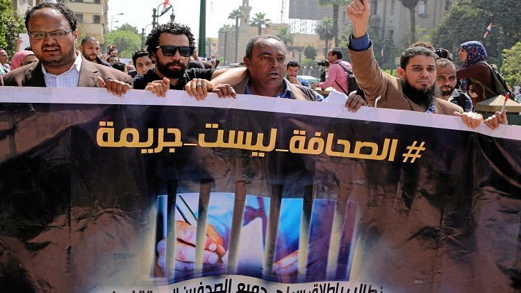 النيابة المصرية تتهم صحافيين بالتحريض على الشرطة والجيش