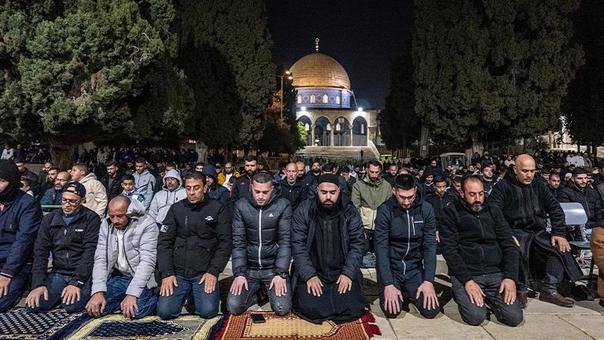 التراويح  وسط انتشار لقوات الإسرائيلية، وفق ما أظهرته مقاطع فيديو منتشرة على وسائل التواصل الاجتماعي..   - ايه ايه