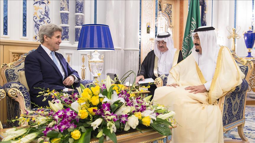 العاهل السعودي يلتقي كيري لبحث ملفي سوريا وليبيا