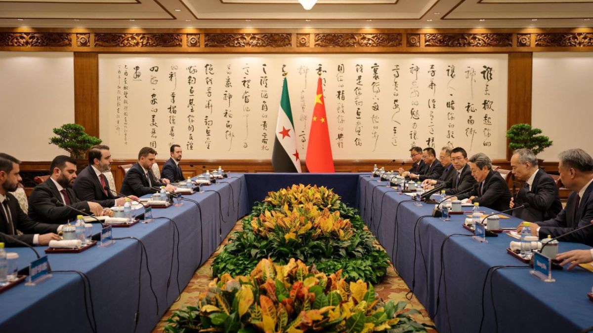 وزير الخارجية والمغتربين أسعد الشيباني يلتقي نظيره الصيني وانغ يي في بكين - 17 تشرين الثاني 2025 (وزارة الخارجية والمغتربين السورية/ إكس)