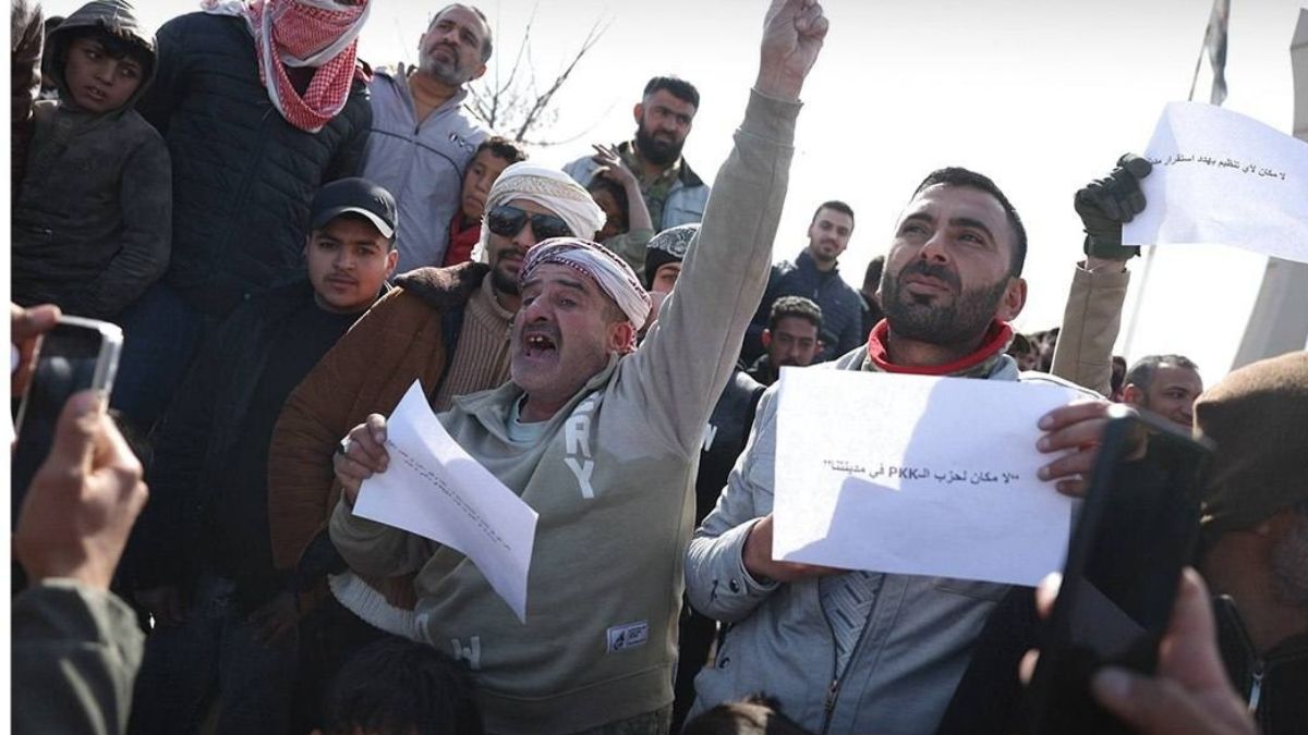 احتجاجات في تل أبيض ترفض زيارة وفد يضم قيادات من “قسد”