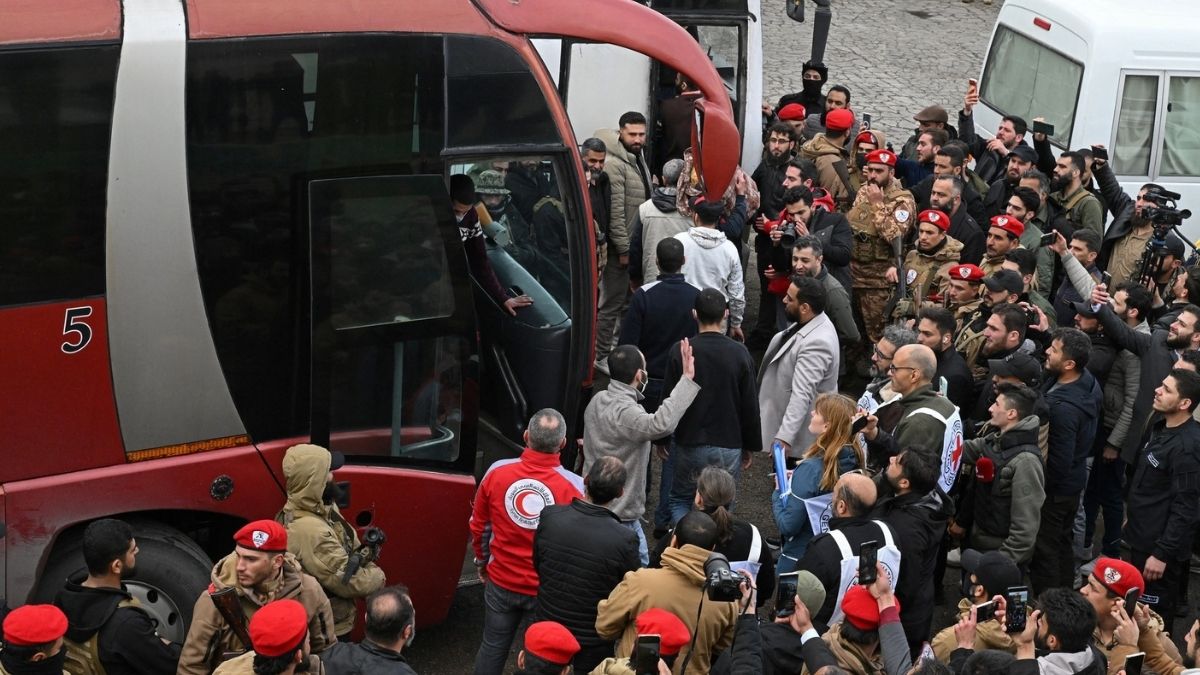 خلال عملية تبادل موقوفين بين الحكومة السورية وفصائل الحرس الوطني على أبواب مدينة السويداء جنوبي سوريا - 26 شباط 2026 (الوكالة الفرنسية/ لؤي بشارة) موفق الخوجة image