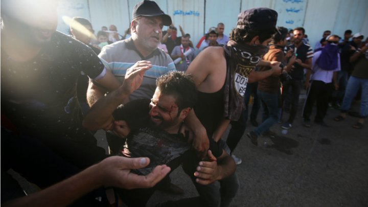 حظر تجول في بغداد بعد محاولة محتجين اقتحام المنطقة الخضراء
