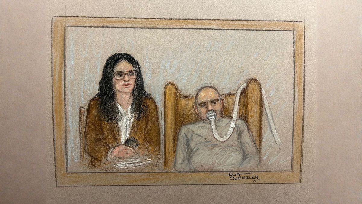 ظهر العقيد السوري السابق سالم السالم أمام المحكمة عبر تقنية الفيديو، وكان أنبوب التنفس يغطي فمه (جوليا كوينزلر/SWNS)