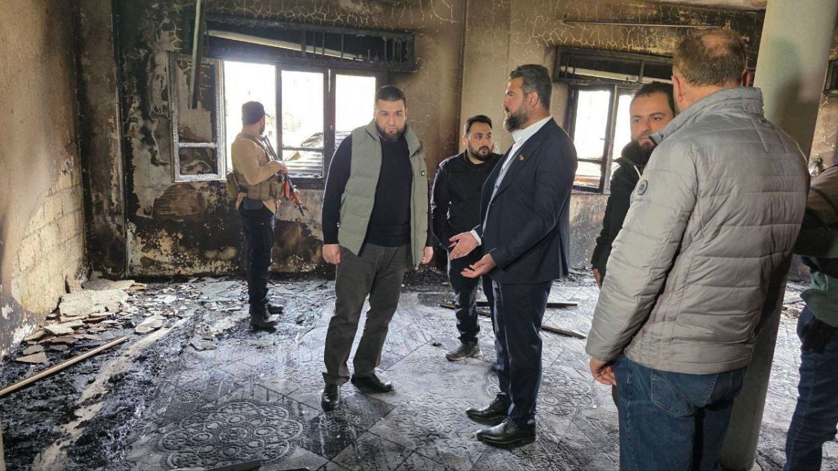 قائد الأمن الداخلي في حمص العميد مرهف النعسان يتفقد مبنى إدارة المنطقة في تل الشور بريف حمص بعد تعرضه لأعمالٍ تخريبية - 12 آذار 2026 (قيادة الأمن الداخلي بحمص)