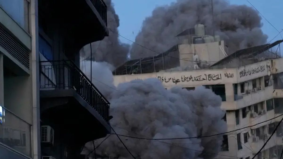 يحذر الخبراء من التأثيرات السلبية لحرب إيران وأمريكا وإسرائيل على الاقتصاد العالمي (Hussein Malla/AP Photo/picture alliance)