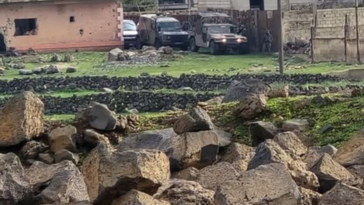 الجيش الإسرائيلي يجري عملية مداهمة للمنازل في قرية الصمدانية الشرقية بريف القنيطرة ـ 23 آذار 2026 (مديرية القنيطرة للإعلام)