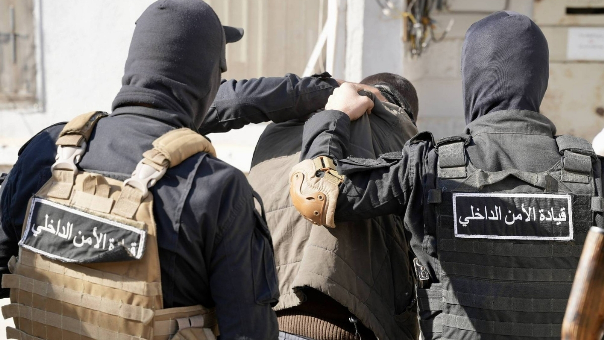 الأمن الداخلي يلقي القبض على متهم بالانتماء لتنظيم "الدولة الإسلامية" في عملية أمنية بدير الزور - 26 شباط 2026 (وزارة الداخلية) عدي الحاج حسين image