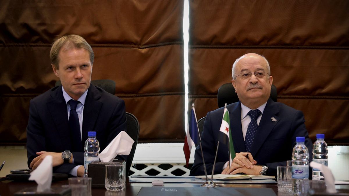 اجتماع وزير النقل السوري يعرب بدر مع القائم بالأعمال في السفارة الفرنسية بدمشق جان باتيست فافر لتعزيز آلية التعاون في مشاريع النقل بين سوريا والدول الأوروبية - 2 أيلول 2025 (سانا)