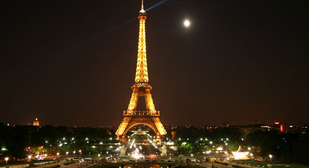 برج إيفل يحتفل بمنتخبات يورو 2016 في فرنسا