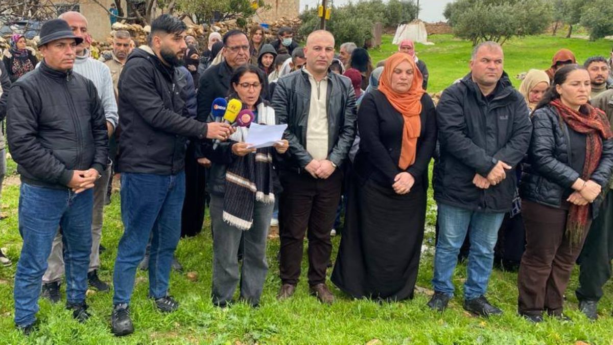 الإدارة الذاتية تلقي بيانًا في ريف مدينة عين العرب شرقي حلب رفضًا لتعيينات حكومية في المنطقة - 2 نيسان 2026 (الإدارة الذاتية في مقاطعة الفرات)