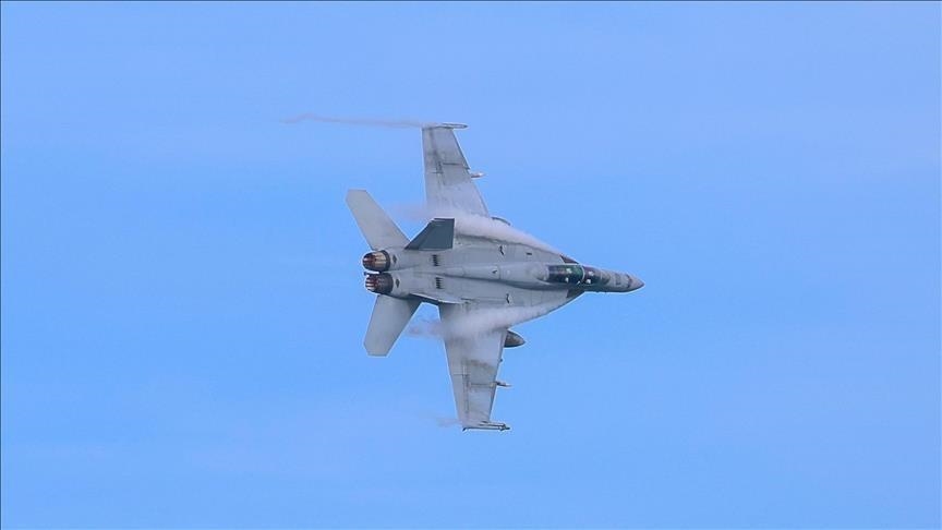 انقاذ طيار فيما تستمر عمليات البحث والإنقاذ للعثور على الطيار الآخر وفق شبكة "سي بي إس نيوز" الأمريكية