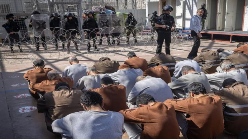 أرشيفية لأسرى فلسطينيين في باحةسجن اسرائيلي
