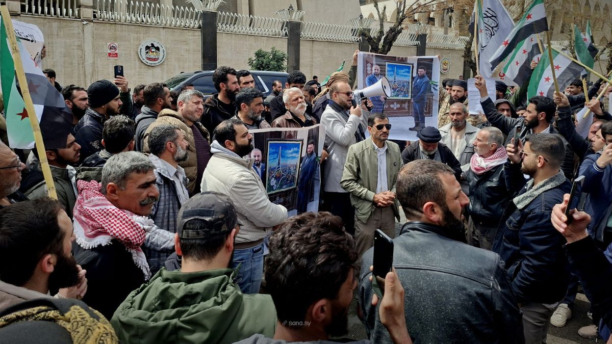 وقفة احتجاجية في العاصمة دمشق نظمها عدد من المواطنين للمطالبة بالإفراج عن القيادي عصام بويضاني المحتجز في دولة الإمارات - 2 نيسان 2026(سانا)