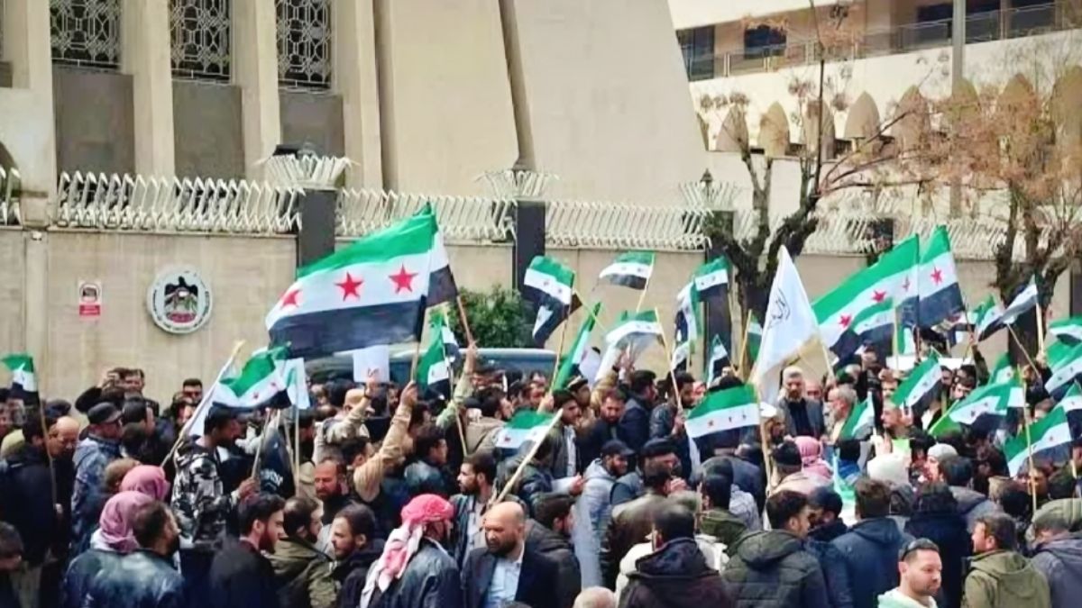 من الوقفة الاحتجاجية أمام السفارة الإماراتية بدمشق رفضًا لقرار الكنيست الإسرائيلي الذي يسمح بإعدام الأسرى الفلسطينين ـ 3 نيسان 2026 (الإخبارية السورية)