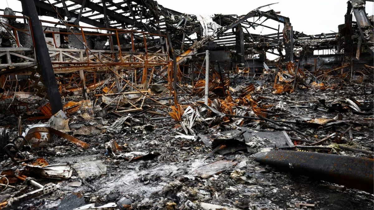 دمار في ورشة لتصنيع السيارات في طهران جراء غارة جوية ـ 28 آذار 2026 (رويترز)