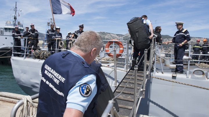 محققون : التقاط إشارات لأحد صندوقي الطائرة المصرية المنكوبة