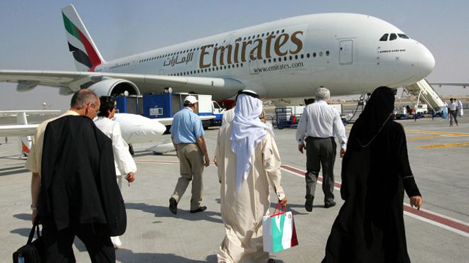 صيني يتسلل لطائرة إماراتية في شنغهاي قبل اكتشافه في دبي