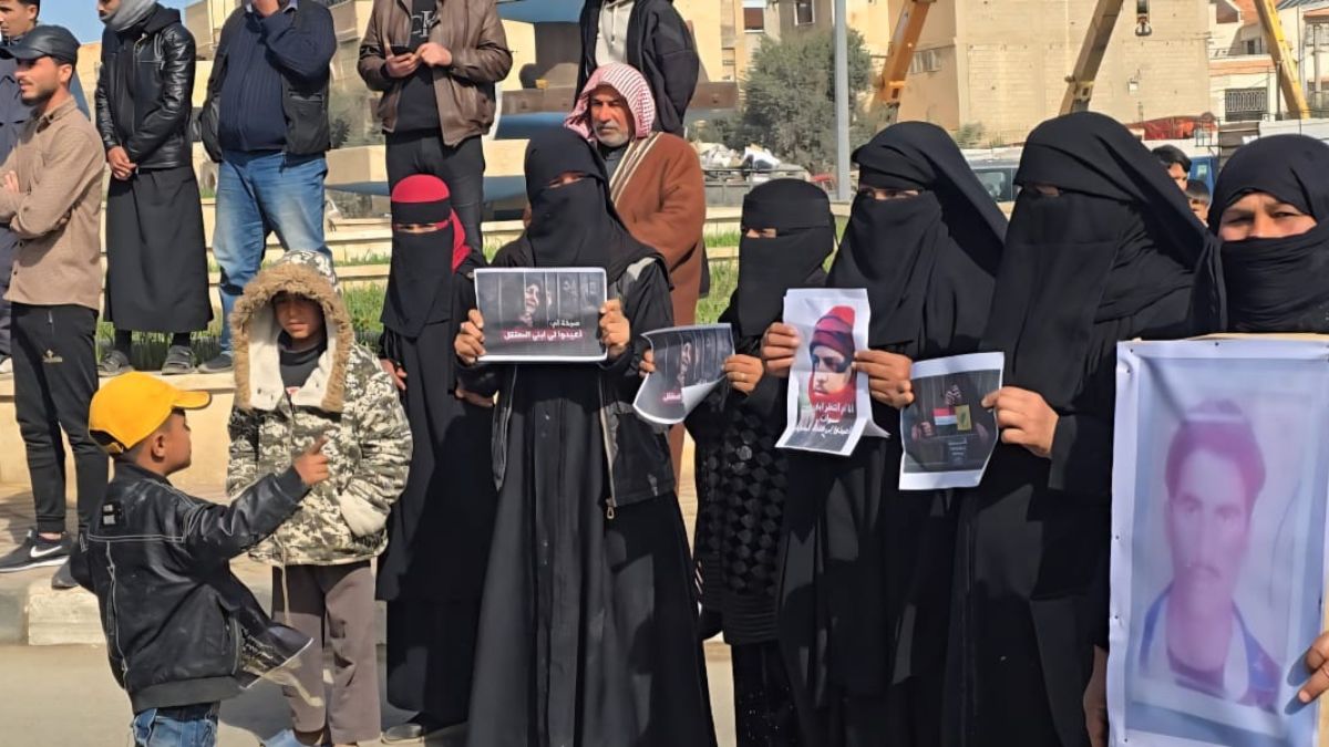 أهالٍ يطالبون بأبنائهم وأقاربهم المعتقلين خلال وقفة احتجاجية بمدينة دير الزور - 16 آذار 2025 (عنب بلدي/مروان المضحي)