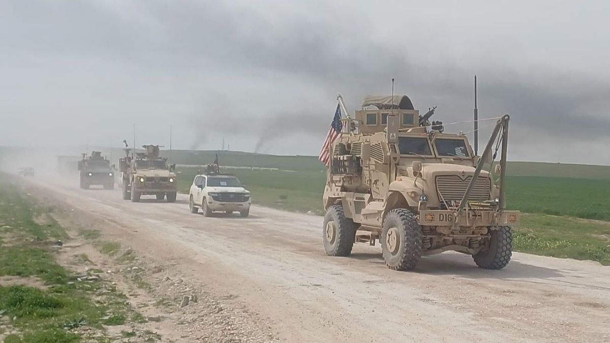 آخر أرتال التحالف الدولي ينسحب من قاعدة قسرك - 16 نيسان 2026 (فيسبوك/ المركز الإخباري)