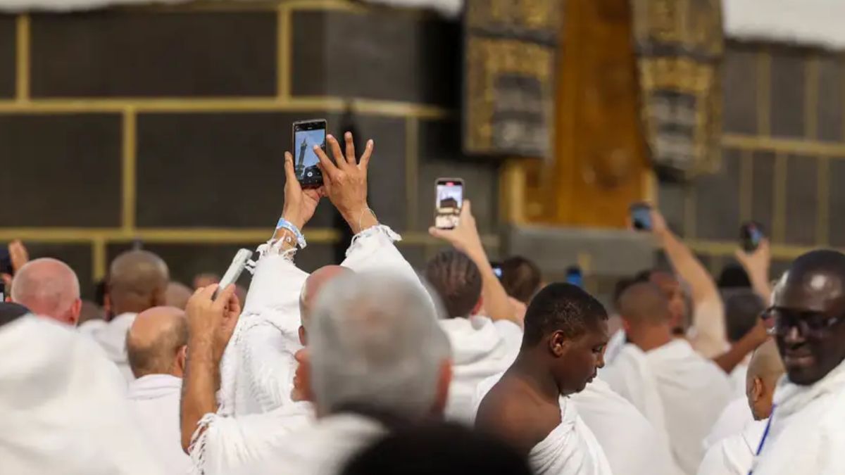 الرقمنة وتوظيف الذكاء الاصطناعي لتحسين الخدمات المقدمة للحجاج وتسهيل أداء مناسك الحج (AFP/Getty Images)