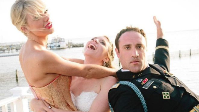 تايلور سويفت تفاجئ أحد معجبيها بالغناء في حفل زفافه