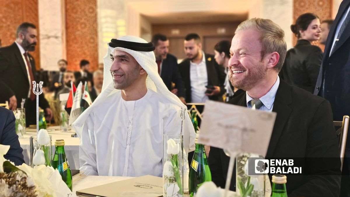 رئيس هيئة الاستثمار السورية طلال الهلالي مع وزير التجارة الخارجية ثاني الزيودي خلال افتتاح المنتدى الاستثماري السوري الإماراتي الأول في دمشق - 11 من أيار 2026 (عنب بلدي/ أحمد المسلماني)