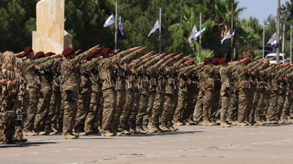 خريجون من الفرقة 76 في الجيش السوري يؤدون القسم  (وزارة الدفاع)