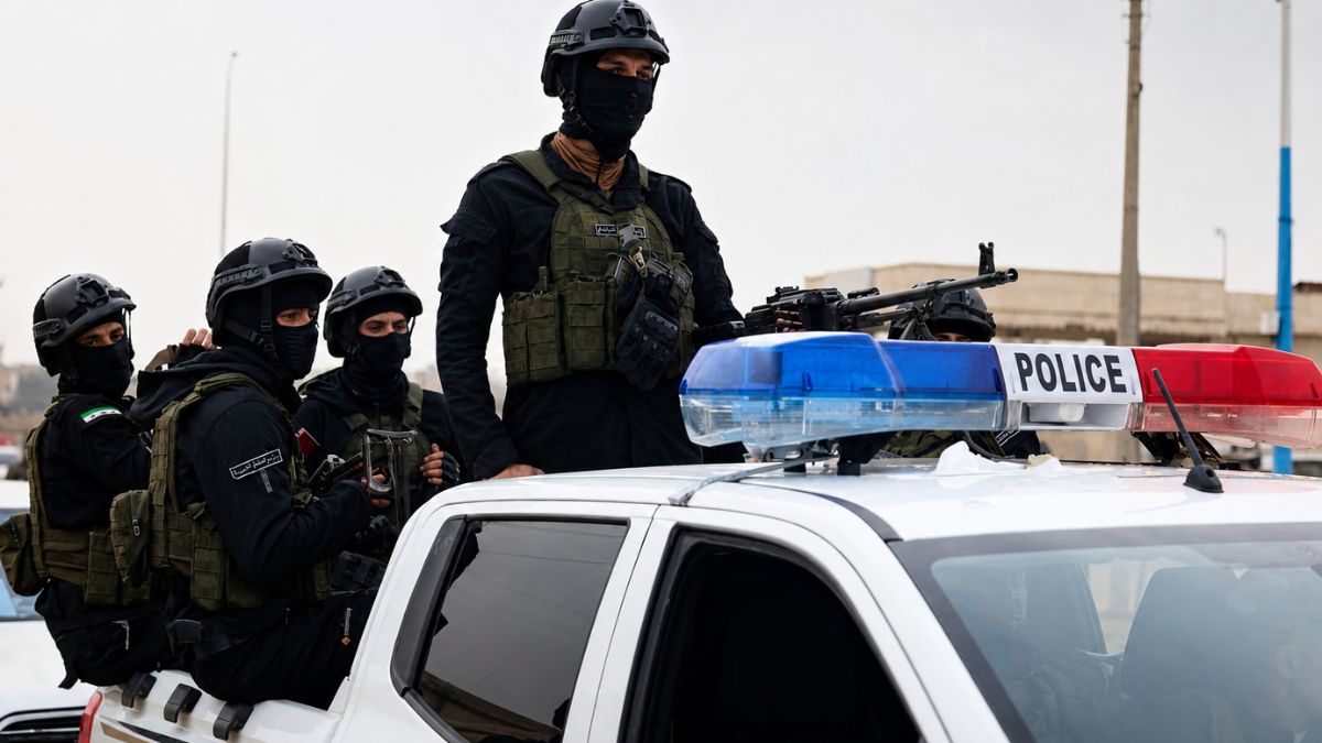 عناصر من الأمن الداخلي على متن سيارة في مدينة حلب- 15 شباط 2026 (سانا)