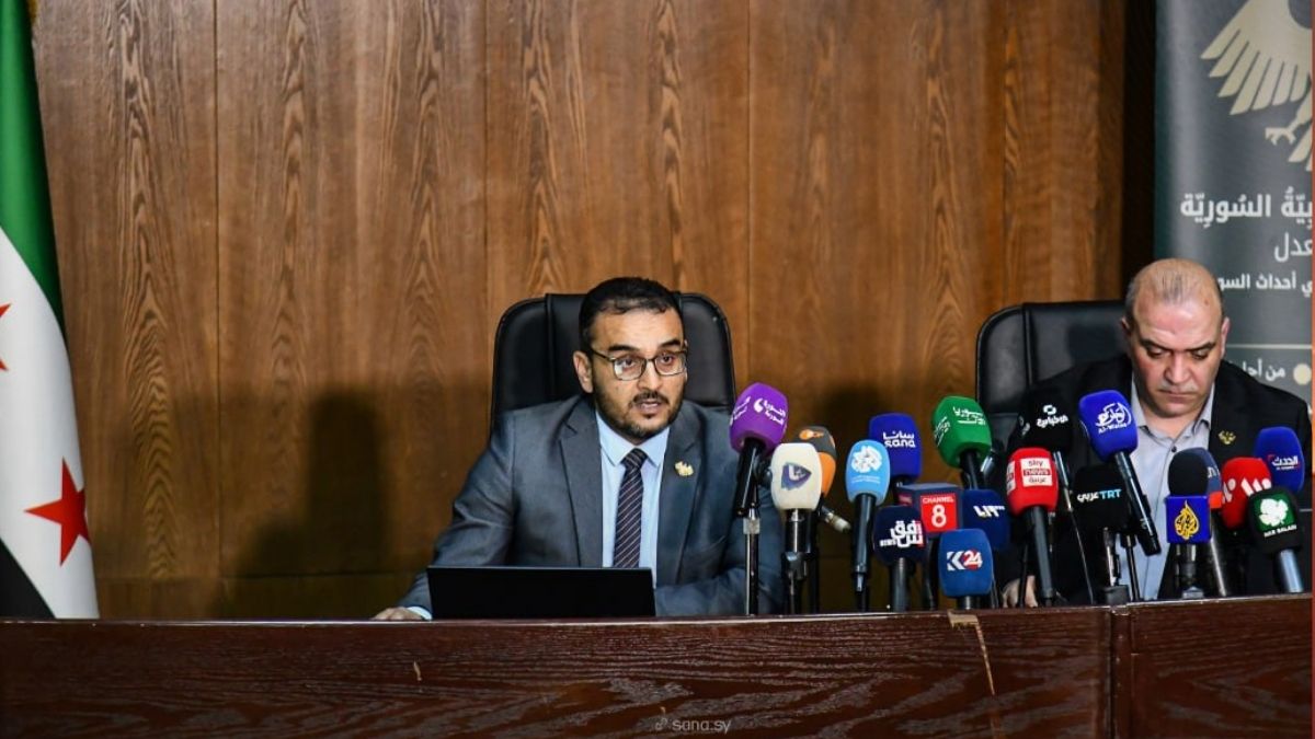 مؤتمر صحفي لتسليم اللجنة الوطنية للتحقيق في أحداث السويداء تقريرها النهائي لوزير العدل السوري في مبنى وزارة الإعلام بدمشق - 17 آذار 2026 (سانا)