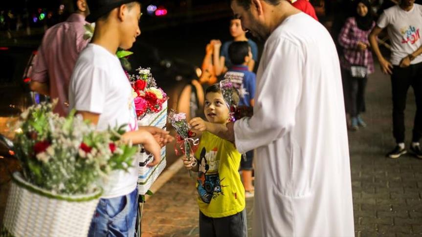 "بائع الورد المتجول" .. مشروع شبابي لتوفير فرص عمل بغزة