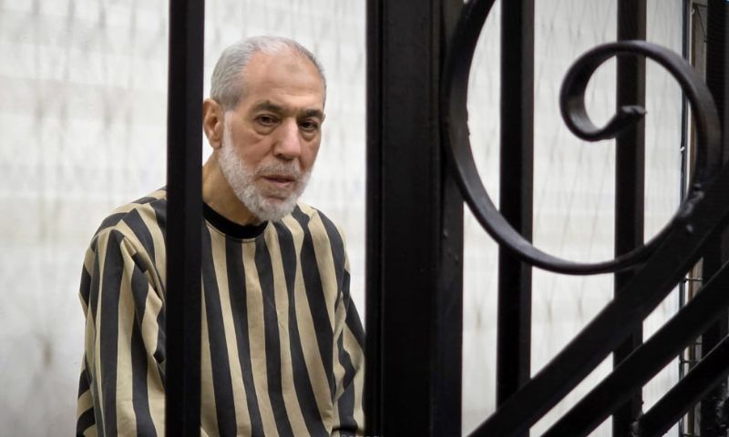 أحمد بدر الدين حسون مفتي النظام السوري السابق داخل قفص الاتهام في انتظار الحكم عليه من محكمة الجنايات الرابعة في عدلية دمشق - 24 آب 2026 (سانا)