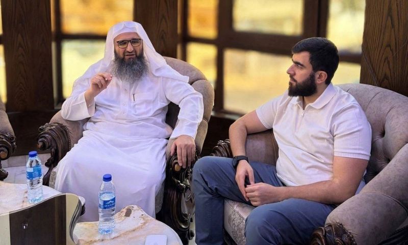 قائد الأمن الداخلي في حلب محمد عبد الغني (يمين) ومدير الأوقاف إبراهيم شاشو (يسار) يجتمعان بخصوص حادثة مقتل الشيخ عبد الرحمن الجاعد - 27 آب 2026 (إبراهيم شاشو/ فيسبوك)