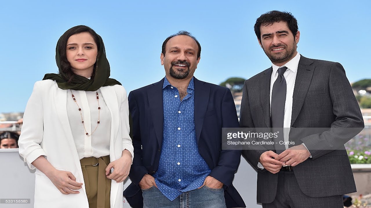 ابطال الفيلم الإيراني : فوروشاندي تارانة علي دوستي وشهاب حسيني و المخرج الإيراني أصغر فارهادي في الوسط