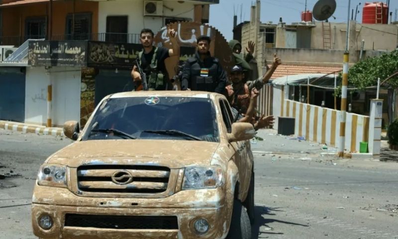 عناصر من الفصائل المحلية في مدينة السويداء - 21 تموز 2025 (الوكالة الفرنسية)
