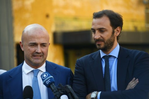 الصحافيان جان لويدجي نوتسي (وسط) وايميليانو فيتيبالدي (يمين)