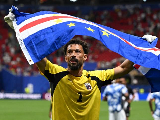 حارس مرمى منتخب الرأس الأخضر "فوزينيا" قال إن الشهرة الواسعة أفقدته خصوصيته وجعلت تفاصيل حياته اليومية أكثر صعوبة- ايه ايه