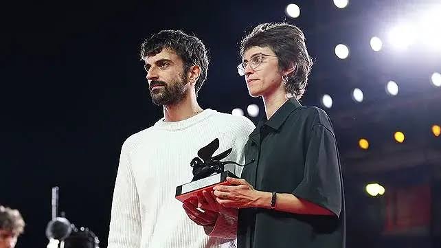 الجيش -زعم في أول تعليق له أن الفيلم يقدم "صورة مشوهة" لعملياته- وصناع الفيلم اتاحره مجانا على الانترنت - ايه ايه