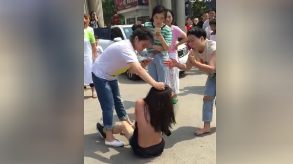  "نساء" صينيات يتعرضن للتعرية والإهانة أمام الملأ