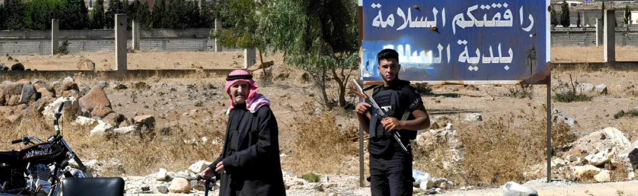 عنصر من قوى الأمن الداخلي السورية يتمركز عند حاجز في بلدة السلام بمحافظة القنيطرة، قرب الجولان السوري المحتل- 7 من تشرين الأول 2026.عنب بلدي  (لؤي بشارة/ فرانس برس)