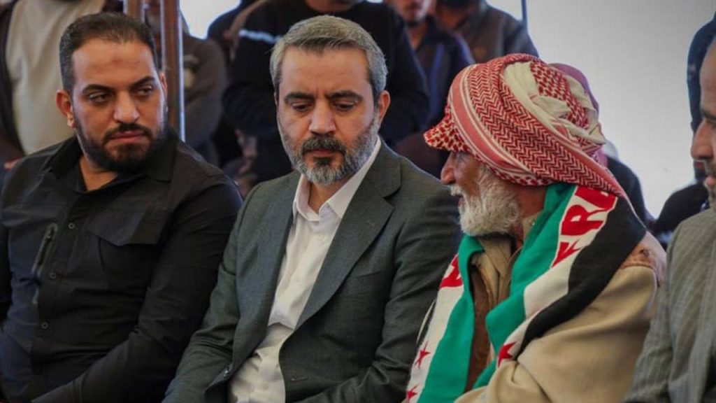 وزير الخارجية السوري في درعا مع اهل الضحايا - الوطن