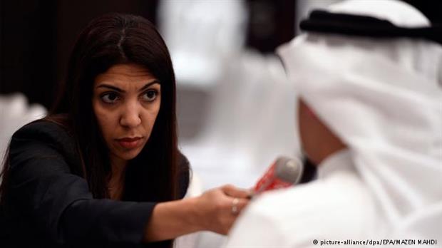 نزيهة سعيد تعمل مراسلة صحفية بالبحرين بدون ترخيص