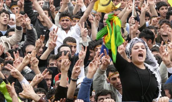 آلاف المؤيدين للاكراد باسطنبول يتجمعون رفضا للانقلاب والطوارىء