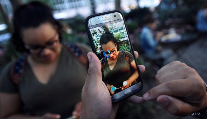 دوسلدورف الألمانية تنظم أول رحلة بالترام لهواة لعبة بوكيمون جو