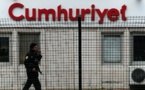 اقدم صحيفة يومية تركية تتحدى السلطات بعد اعتقال صحافييها