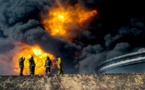 آبار بترول داعش تشتعل وتغطي السماء بالسحب السوداء