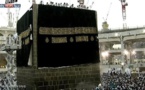 سعودي يحاول اشعال النار في نفسه امام الكعبة المشرفة