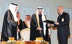 يهودي أمريكي  متزوج من أسرائيلية يتسلم جائزة الملك فيصل من العاهل السعودي