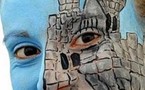 فنان هولندي ينحت أعماله الفنية على وجهه وجمجمته