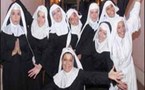 محكمة يونانية تطلق سراح سائحين بريطانيين ارتدوا ملابس راهبات